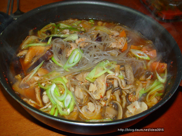 진한 소고기육수로 맛을낸 버섯전골