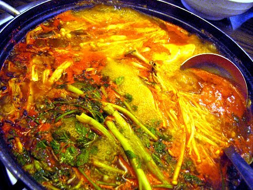 (일석삼조 버섯매운탕 신촌)얼큰한 맛의 버섯 매운 탕을 맛보아요.