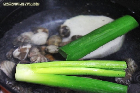 [바지락 버섯칼국수]시원한 국물맛에 반하는 바지락 버섯칼국수