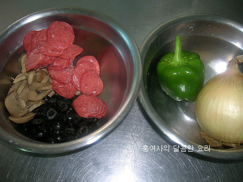 바삭한 도우와 토핑이 푸짐한 피자