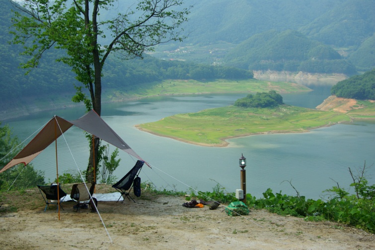 충주 퀸스타운캠핑장 천혜의 자연경관, 그러나 미완의 캠핑장
