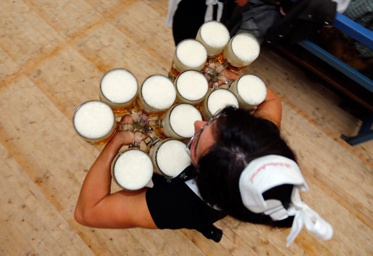 옥토버페스트 비어글라스 도우미 독일 여성들의 강인한 팔 근력- Oktoberfest beer carrying German Women Arms strong Power 
