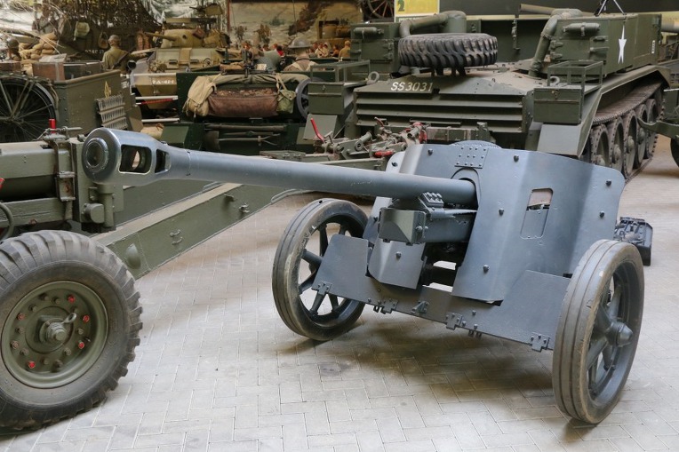 스탈린그라드 문화원 앞 포진 독일군 50mm PAK 38 대전차포- German 50mm Pak 38 AT Gun in front of Palace of Culture stalingrad