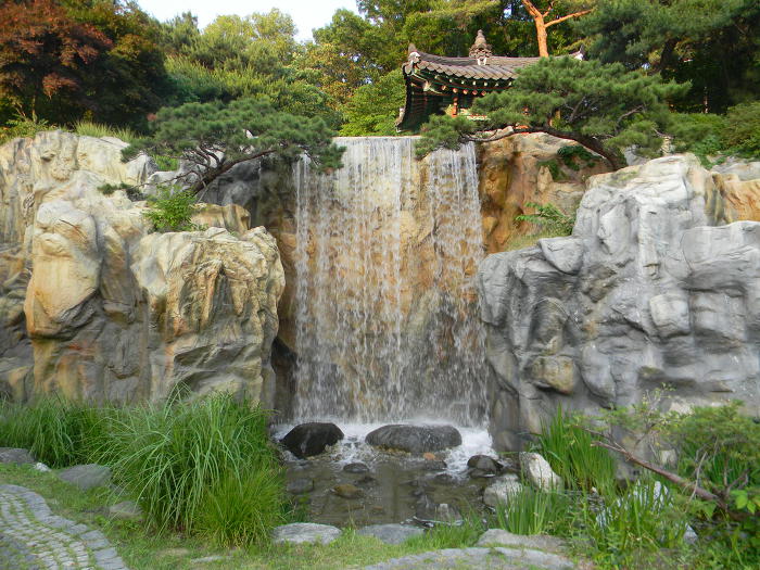 오금공원 인공폭포, 오금동 유래비, 주인 잃은 망주석